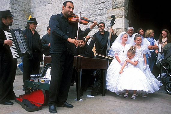 02 Musiciens Roms à la Sortie de l'Eglise